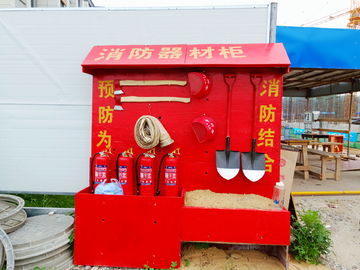 守護(hù)建設(shè)安全 施工現(xiàn)場消防器材柜的建筑攝影素材